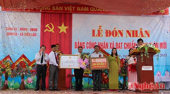 Đồng chí Đinh Viết Hồng – Phó Chủ tịch UBND tỉnh trao bằng công  nhận xã đạt chuẩn NTM cho xã Diễn Lộc