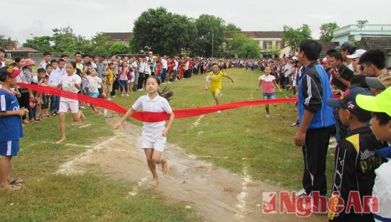 Các vận động viên tham gia thi đấu môn điền kinh.