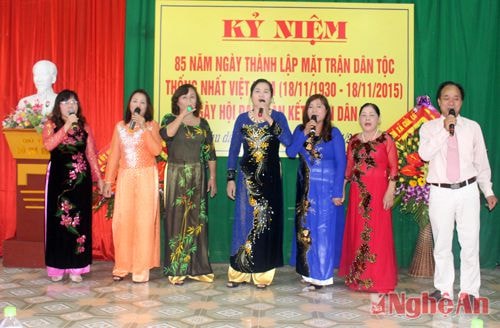 Các tiết mục văn nghệ do nhân dân khối Hiếu Hạp biểu diễn.