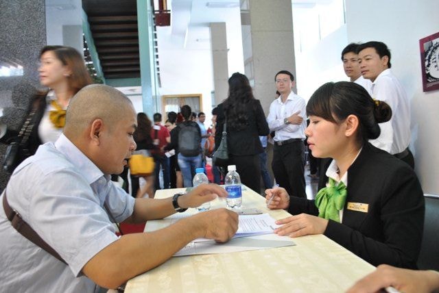 Khách hàng tìm hiểu thủ tục để vay gói 30.000 tỉ đồng 