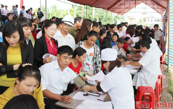 Hơn 2000  tình nguyện viên huyện Anh Sơn tham gia hiến máu nhân đạo.