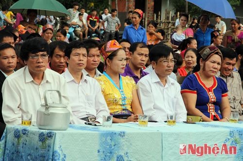 Các đại biểu tỉnh và huyện tham dự ngày hội Đại đoàn kết toàn dân tộc tại bản Chôm Lôm.