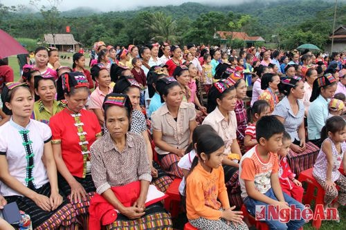 Đông đảo bà con dân bản Chôm Lôm trong ngày hội.