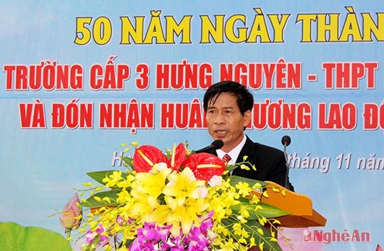 Thầy Nguyễn Viết Hùng - Hiệu trưởng Trường THPT Lê Hồng Phong đọc diễn văn ôn lại truyền thống 50 năm của nhà trường