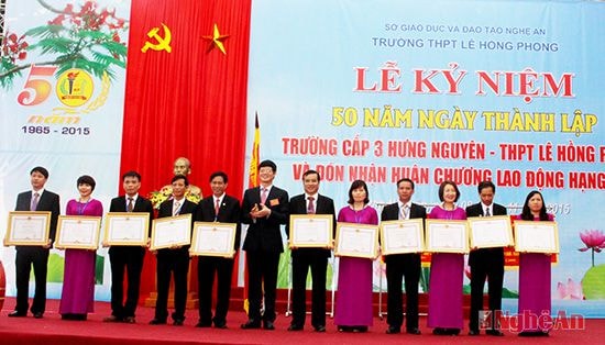 11 thầy cô giáo được đón nhận bằng khen của Chủ tịch UBND tỉnh 