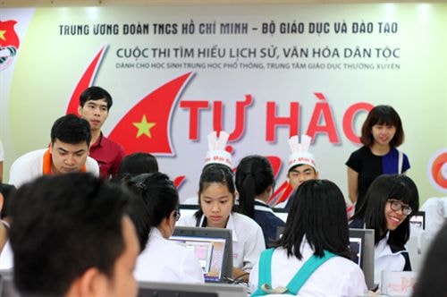 Để hưởng ứng cuộc thi, ngay sau lễ khai mạc, học sinh đã tham gia vòng thi cá nhân trực tuyến.