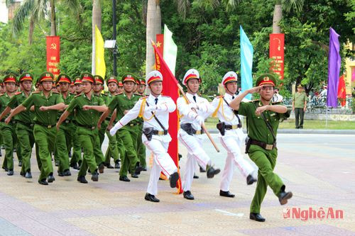Công an Nghệ An đạt giải Ba tại Hội thi điều lệnh, quân sự, võ thuật Công an nhân dân lần thứ tư, cụm thi số 7 tổ chức tại Thừa Thiên Huế tháng 8/2014. Ảnh: P.V