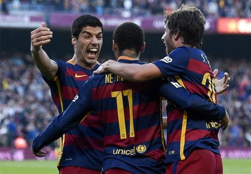 Suarez và Roberto chia vui sau khi Neymar (giữa) lập siêu phẩm. Ảnh: Reuters