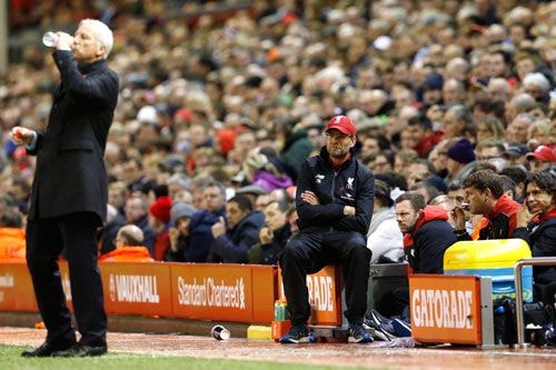 Klopp thất vọng ngồi ngoài đường biên vào cuối trận. Ảnh: Reuters.
