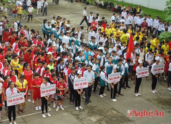 Các vận động viên tham dự lễ khai mạc.