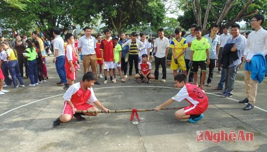 Các vận động viên thi đấu môn đẩy gậy.