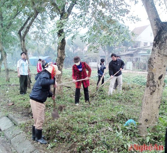 Chị em hội viên Hội Phụ nữ phường Hưng Phúc thường xuyên ra quân tổng dọn vệ sinh các khu vực công cộng