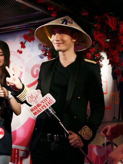 Hôm 8/11, Huỳnh Hiểu Minh tổ chức sinh nhật sớm cùng người hâm mộ ở Bắc Kinh (Trung Quốc). Anh đội nón lá do đại diện fan Việt gửi tặng.