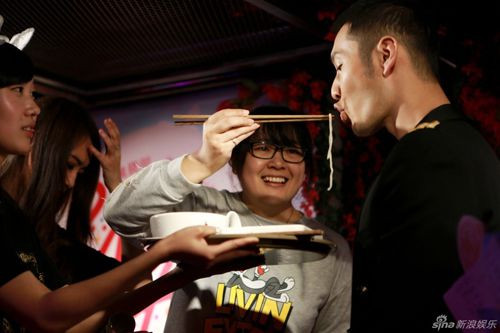 Theo Sina, tiệc sinh nhật có sự tham gia của khoảng 200 đại diện fan của Hiểu Minh ở Trung Quốc, Việt Nam, Nhật Bản, Malaysia...