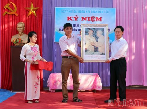 Đồng chí Nguyễn Xuân Sơn - Phó Bí thư Tỉnh ủy, Phó Chủ tịch HĐND tặng quà cho xóm Tân Xuân.