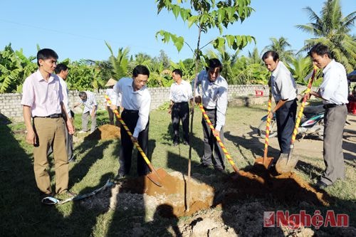 Đồng chí Nguyễn Xuân Sơn trồng cây lưu niệm trong khuôn viên nhà văn hóa xóm Tân Xuân.