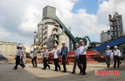 Các đồng chí lãnh đạo Tỉnh ủy và UBND tỉnh tới thăm và đánh giá tiến độ thi công tại Nhà máy xi măng Sông Lam 2, huyện Anh Sơn.