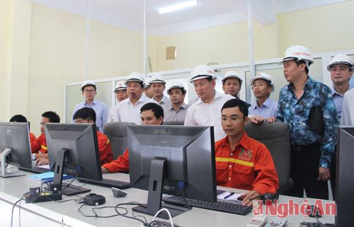 Các đồng chí trong đoàn khảo sát thăm phòng Vận hành trung tâm của Nhà máy xi măng Sông Lam 2.