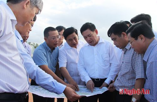Đồng chí Bí thư Tỉnh ủy Hồ Đức Phớc và đồng chí Chủ tịch UBND tỉnh Nguyễn Xuân Đường kiểm tra và đôn đốc tiến độ thi công Đường nối QL7 - N5.