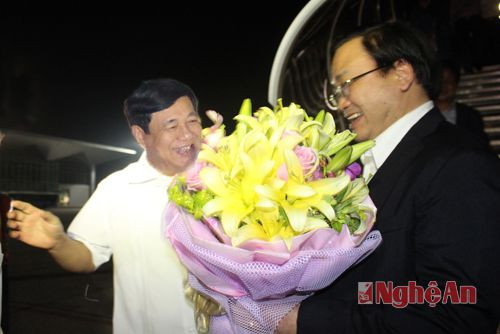Đồng chí Nguyễn Xuân Đường - Phó Bí thư Tỉnh ủy, Chủ tịch UBND tỉnh tặng hoa chào mừng Phó Thủ tướng Hoàng Xuân Phúc về làm việc tại Nghệ An