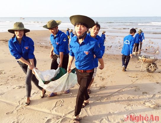 Lực lượng đoàn viên, thanh niên Cửa Lò học sinh là lực lượng xung kích, nòng cốt trong việc bảo vệ môi trường của thị xã