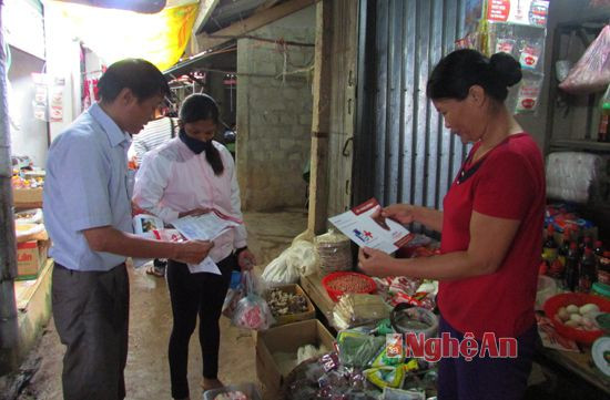 Cán bộ y tế dự phòng tuyên truyền người dân sử dụng muối iốt.