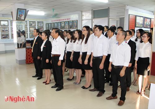 Cán bộ, phóng viên, nhân viên Báo Nghệ An nghiêm trang trong lễ dâng hương tại phòng truyền thống của trụ sở Tòa soạn Báo Nghệ An.