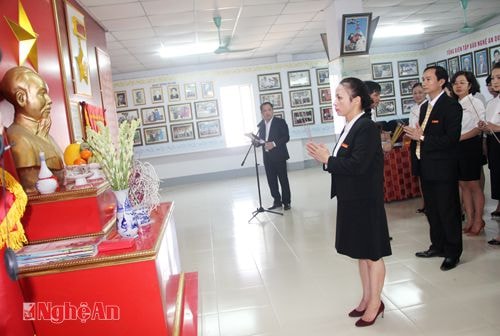 Đồng chí Phạm Thị Hồng Toan - Ủy viên Ban chấp hành Đảng bộ tỉnh, Tổng biên tập Báo Nghệ An dâng hương lên anh linh Chủ tịch Hồ Chí Minh.