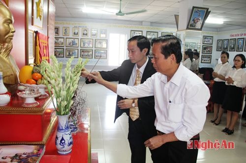 Các đồng chí trong ban biên tập, phóng viên, nhân viên Báo Nghệ An thành kính làm lễ dâng hương bày tỏ tấm lòng thành trước công lao trời biển của Người - một nhà báo vĩ đại và là người thầy của báo chí cách mạng Việt Nam…