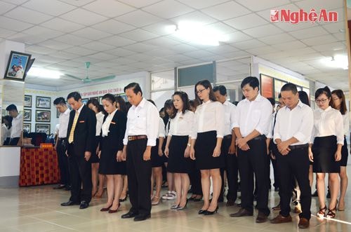 … và tưởng nhớ công ơn của vị lãnh tụ của dân tộc, sự hy sinh của các anh hùng, liệt sỹ, các nhà báo đã hy sinh vì Tổ quốc.