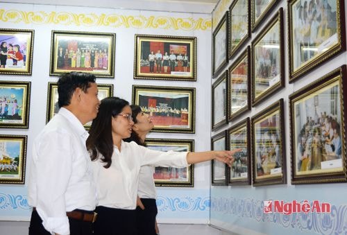 Các cán bộ, phóng viên cùng nhau ôn lại bề dày truyền thống 54 năm của Báo Nghệ An.