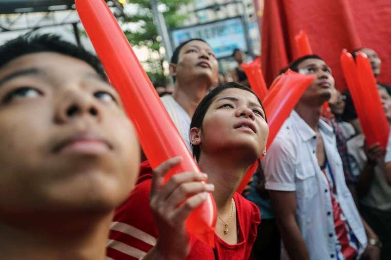 Những người ủng hộ Đảng Liên đoàn Quốc gia vì Dân chủ (NLD) tập trung bên ngoài trụ sở đảng này để chờ tin chiến thắng
