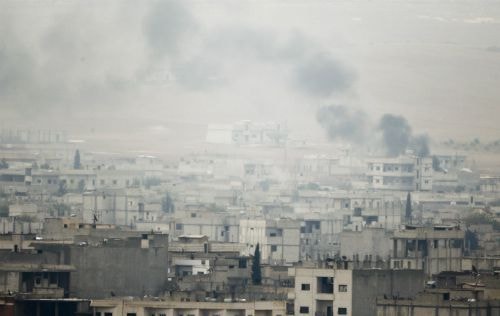 Khói bốc lên từ thị trấn Kobani, Syria, nơi hứng chịu nhiều đợt không kích nhằm vào IS của Mỹ và đồng minh. Ảnh: Reuters