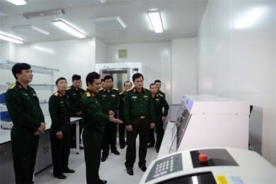 Thượng tướng Nguyễn Thành Cung kiểm tra các trang thiết bị mới tại Viện pháp y Quân đội
