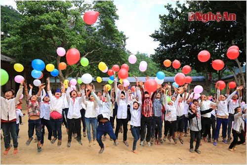 Cùng bay lên (Học sinh bản Minh Tiến, Lượng Minh, Tương Dương trong ngày khai giảng). Tác giả: Hồ Đình Chiến.