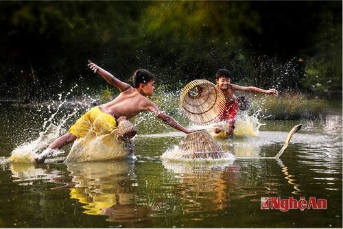 Ngày hè (Trẻ em Hưng Châu, Hưng Nguyên đánh bắt cá)  Tác giả Nguyễn Cảnh Hùng.