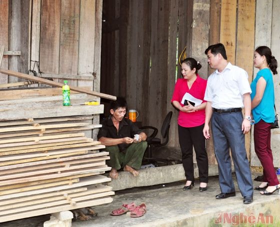 Tìm hiểu việc bình xét hộ nghèo thông qua anh Hà Văn Thành, hộ nghèo ở bản Luồng