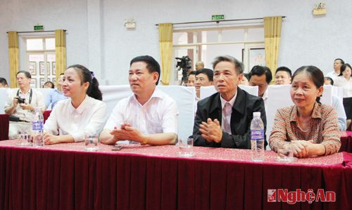 Các đại biểu, cán bộ, phóng viên, nhân viên Báo Nghệ An qua các thời kỳ về dự buổi gặp mặt.