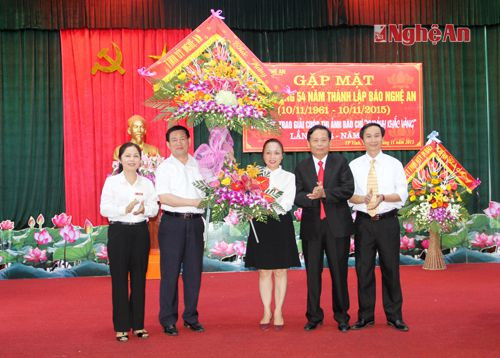 Đồng chí Hồ Đức Phớc - Bí thư Tỉnh ủy tặng hoa chúc mừng tập thể cán bộ, phóng viên, nhân viên Báo Nghệ An.