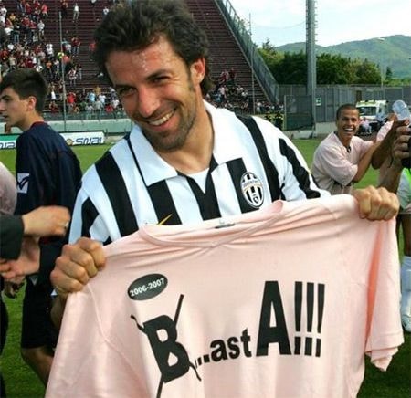 Ngay cả trong nỗi đau tột cùng khi Juventus bị đày xuống Serie B, Del Piero vẫn vui vẻ ở lại rồi cùng đội bóng tiến những dài trên con đường phục sinh hậu Calciopoli