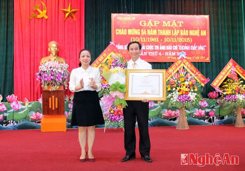 Đồng chí Trần Văn Hùng - Phó Tổng Biên tập Báo Nghệ An nhận Bằng khen của Thủ tướng Chính phủ vì đã có thành tích xuất sắc trong công tác từ năm 2010-2014, góp phần vào sự nghiệp xây dựng CNXH và bảo vệ Tổ quốc.
