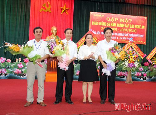 Đồng chí Phạm Thị Hồng Toan tặng hoa cảm ơn các thành viên Ban Giám khảo cuộc thi.