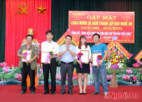 Các tác giả đạt giải Ba nhận hoa và giấy khen từ Ban Tổ chức.