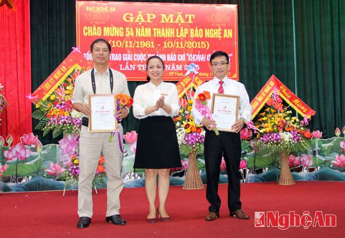Trưởng Ban Tổ chức giải chúc mừng và trao thưởng cho 2 cá nhân đạt giải Nhì cuộc thi.