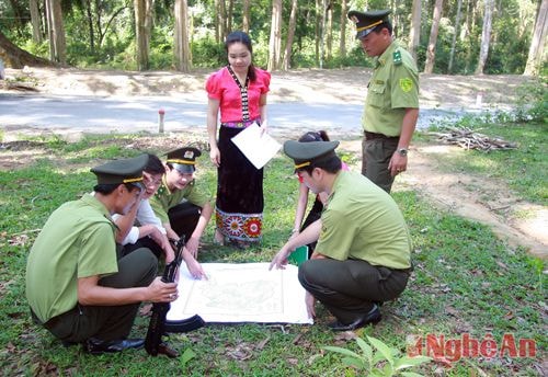 Cán bộ kiểm lâm và người dân bản Quang Thịnh (Tam Đình, Tương Dương) đang tiến hành khoanh vùng lõi rừng đặc dụng săng lẻ.