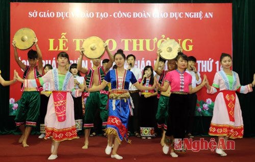 Chương trình văn nghệ chào mừng của  học sinh trường THPT DTNT tỉnh