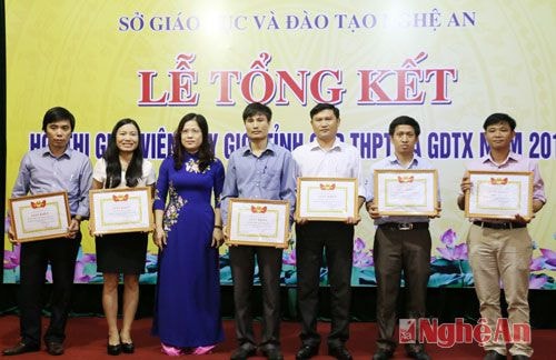 Đồng chí Nguyễn Thị Kim Chi trao thưởng cho các tập thể xuất sắc