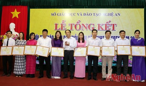 Đồng chí Nguyễn Tử Phương, Phó Chủ tịch Liên đoàn Lao động tỉnh trao thưởng cho các cá nhân xuất sắc