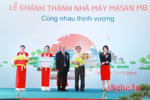 Tập đoàn trao quà và học bổng cho địa phương