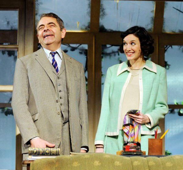 Mr Bean và Louise Ford trong vở hài kịch Quatermaine’s Terms - Ảnh: AFP